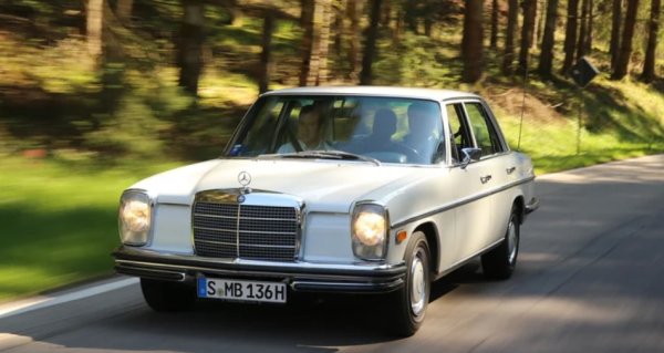 Погледнете моделите от поколенията W114 и W115 и може да си помислите, че това е просто стар класически автомобил на Mercedes-Benz. Не, в началото е доста революционен. 

Stroke 8 &mdash; наречен така за дебюта си през 1968 година, се предлага с четири цилиндъра при W115 и шест в W114. Има както бензинови, така и дизелови опции. Най-мощният в гамата е 2,8-литровият редови-6 с впръскване на гориво, произвеждащ 182 к.с.  Това позволява на седана Stroke 8 да стигне стотока само за 9,9 секунди при максимална скорост от 200 километра в час -  отлични показатели за луксозен автомобил от ерата.
Да не говорим, че всички двигатели са здрави и издръжливи, като някои навъртат милиони километри преди ремонт. Рекордьорите в това отношения не са един или два.